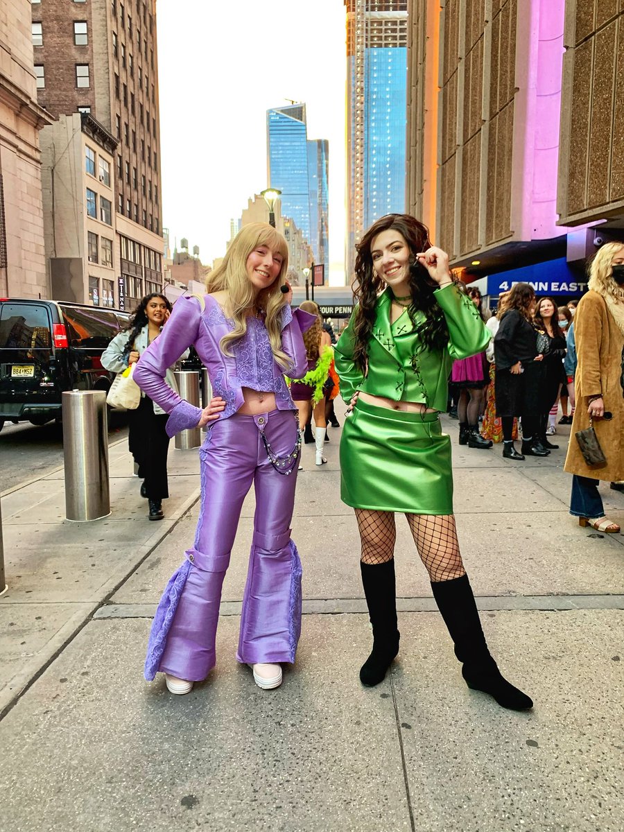 itsondrae's tweet photo. In 2021 we served Lizzie McGuire in 2026 weโll be serving ?????
You only get to find out if weโre able to go to Harryween! @VividSeats
Hint: it has A LOT of sequins ๐ค
#VividHarryween https://t.co/5vG4FhCt2q