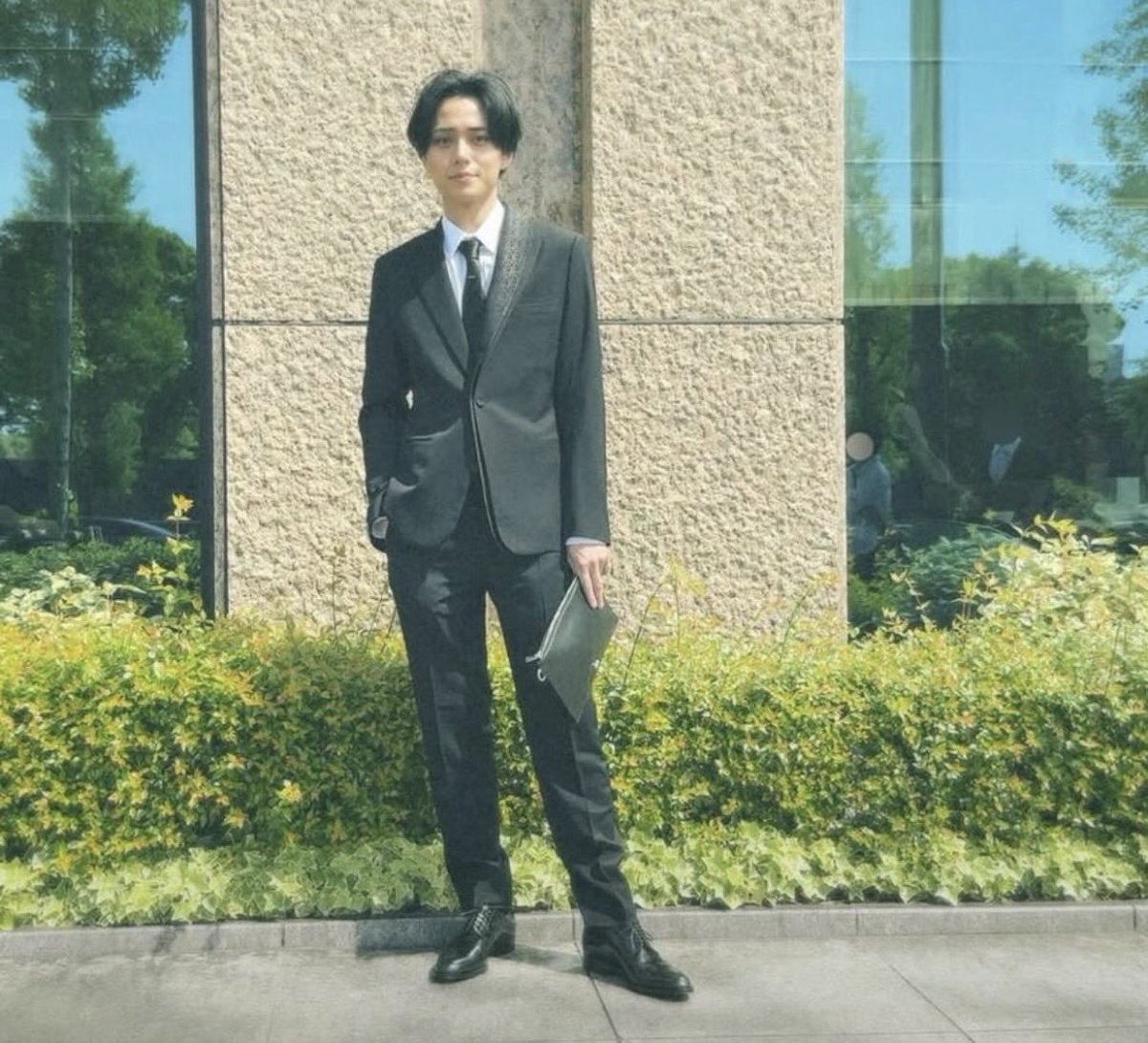fuyuyasumiminai's tweet photo. 永瀬廉の危機管理能力には驚かされる
ガラスに映る人にもモザイク
食べ物にもモザイクwww https://t.co/7rlDHlxn50