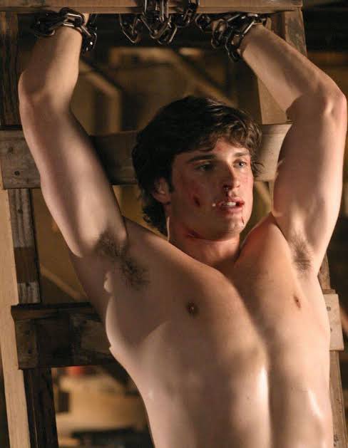 fxblessing1's tweet photo. Tom Welling’s posted nude for like 10 minutes and deleted on his recent IG story https://t.co/kcWGxNWYre