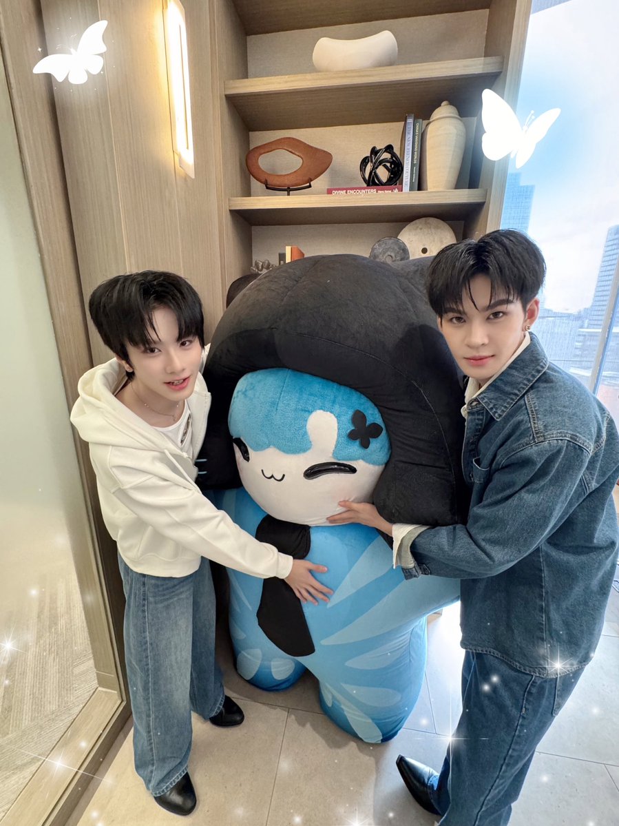 MhiiPraew_DMD's tweet photo. น้องแพรวมาแน้ววว น้องแพรวมาแน้ว~ 🦋 แด๊ดดี้อู๋ ปะป๊าเซฟ และน้องแพรว พร้อมมามอบความสุข 💞 ให้คุนย่ายทุกคนล้าวค่า 😘 งิงิ ส่งกำลังให้แด๊ดป๊ากับน้องแพรวด้วยน้าคะคุนย่ายย 🩵 ตื่นเต้นทุกครั้งเยยน้าเนี่ยยย ตึ่กตึ่กตั่กตั่ก 😆💫

AASMP AT FAMIE FEST

#SkinEditorFMFxAASMhiipraew https://t.co/BtfvD9syp6