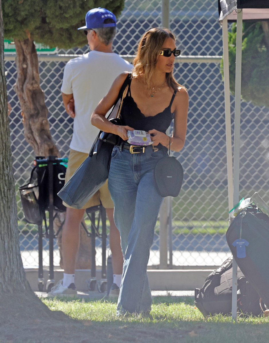 Pawe66862800's tweet photo. Jessica Alba and Ex Cash Warren were spotted at their Daughters Tennis Match in Los Angeles 09.10.2026
#JessicaAlba 

FULL SET : https://t.co/jn6ty7bztF https://t.co/UFNriXs2fh