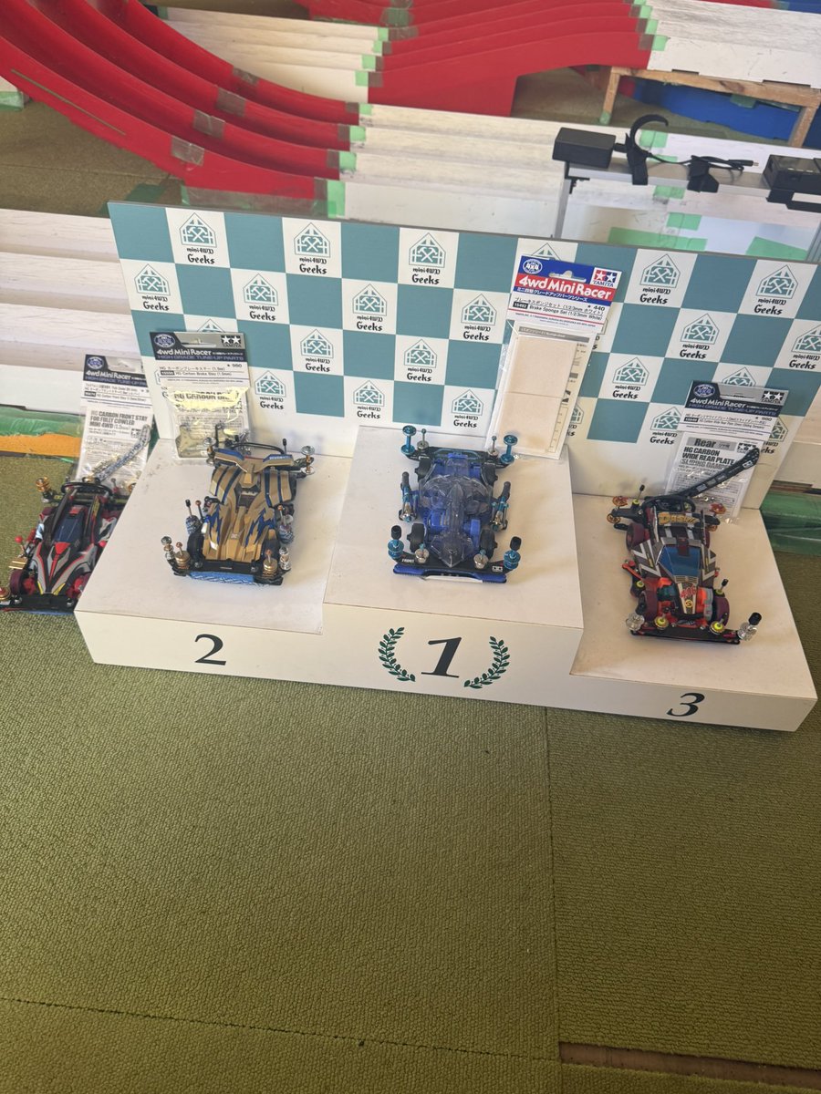 geeks_minowa's tweet photo. 【 GEEKS B-MAX10月度月例デイレース】
昨日のレース、久しぶりの4ヒートトーナメントを制したのは、

🥇Tony選手
🥈よせたに選手
🥉たかの選手

常勝よせたに選手を破った
Tony選手‼️
お見事でした😆‼️

動画は優勝決定戦と3位決定戦

#ミニ四駆
#GEEKS
#バトルサーキット https://t.co/NZN2k7mh78