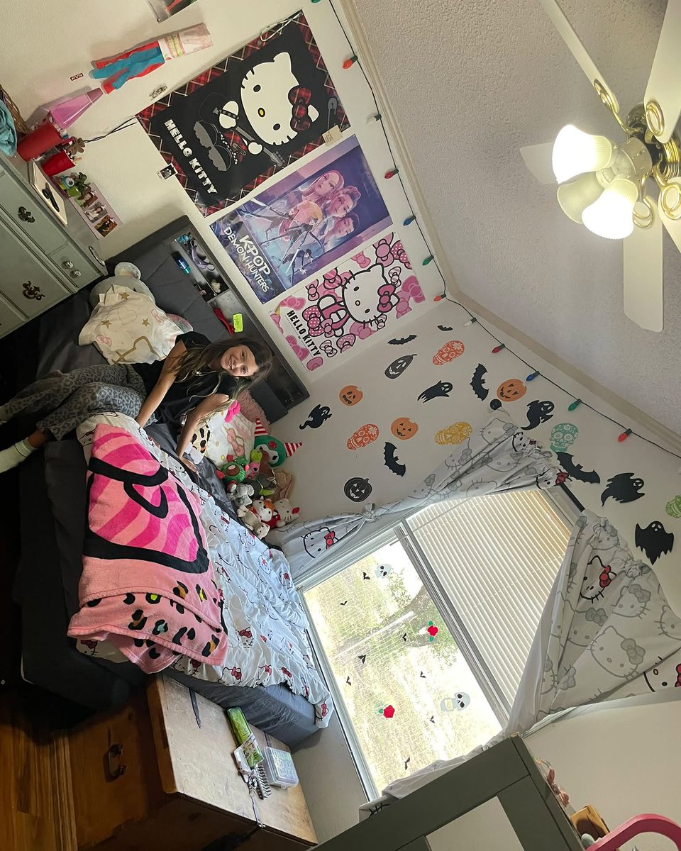 PaislSGSilvarCh's tweet photo. Hay Hay got her room all decorated for Halloween! She says she still needs some lights. https://t.co/VFJORqBsP1