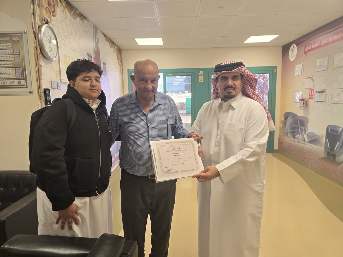 abhschool's tweet photo. بكل مشاعر التقدير والامتنان 🌷
في لفتة أبوية راقية تعكس أصالة الشراكة بين الأسرة والمدرسة، قدّم ولي أمر الطالب عمر عادل الجندي باقات من الورد لكلٍّ من مدير المدرسة، والنائب الأكاديمي، والنائب الإداري، وذلك بمناسبة اليوم العالمي للمعلم.
💐 مبادرة جميلة تحمل رسالة وفاء وتقدير https://t.co/tHUZ4xmtfv