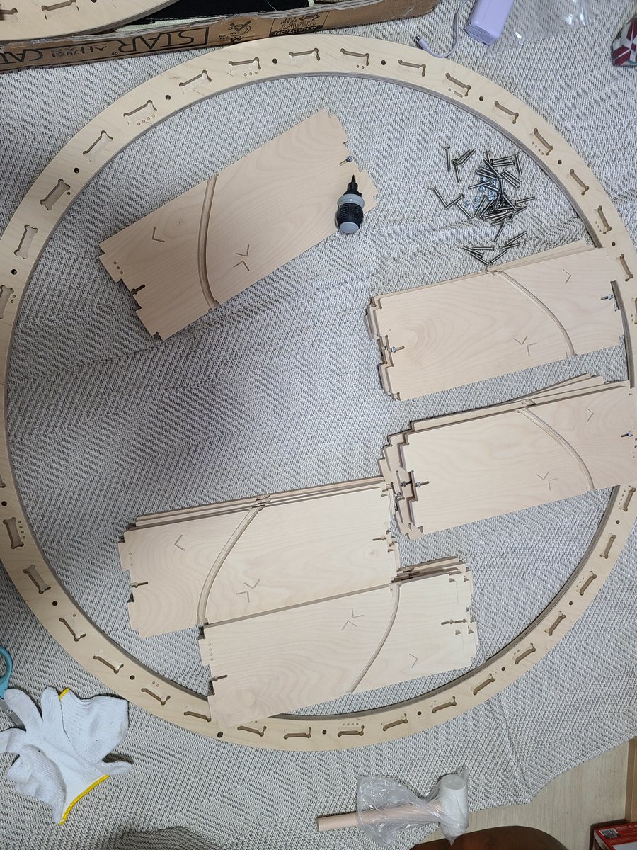 boturinam's tweet photo. ナットをガイド穴に一個ずつ詰めてく作業がちょっと力必要で大変だけど、あらかじめ組み立て解説動画を予習しておいたおかげでスムーズに進められてるところ

板のささくれが引っ掛かることもないし、かなり丁寧に作られてると思う https://t.co/r5IgObGzP1