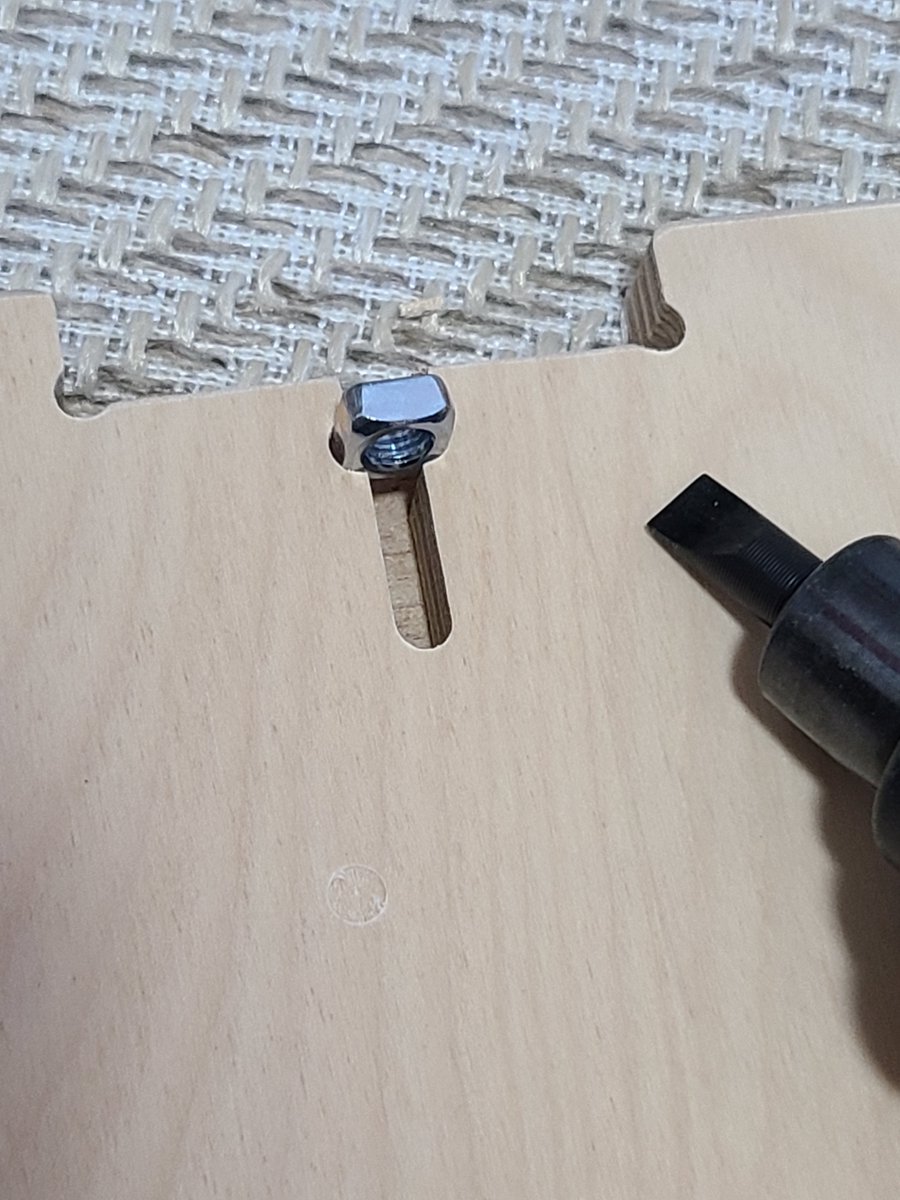 boturinam's tweet photo. ナットをガイド穴に一個ずつ詰めてく作業がちょっと力必要で大変だけど、あらかじめ組み立て解説動画を予習しておいたおかげでスムーズに進められてるところ

板のささくれが引っ掛かることもないし、かなり丁寧に作られてると思う https://t.co/r5IgObGzP1