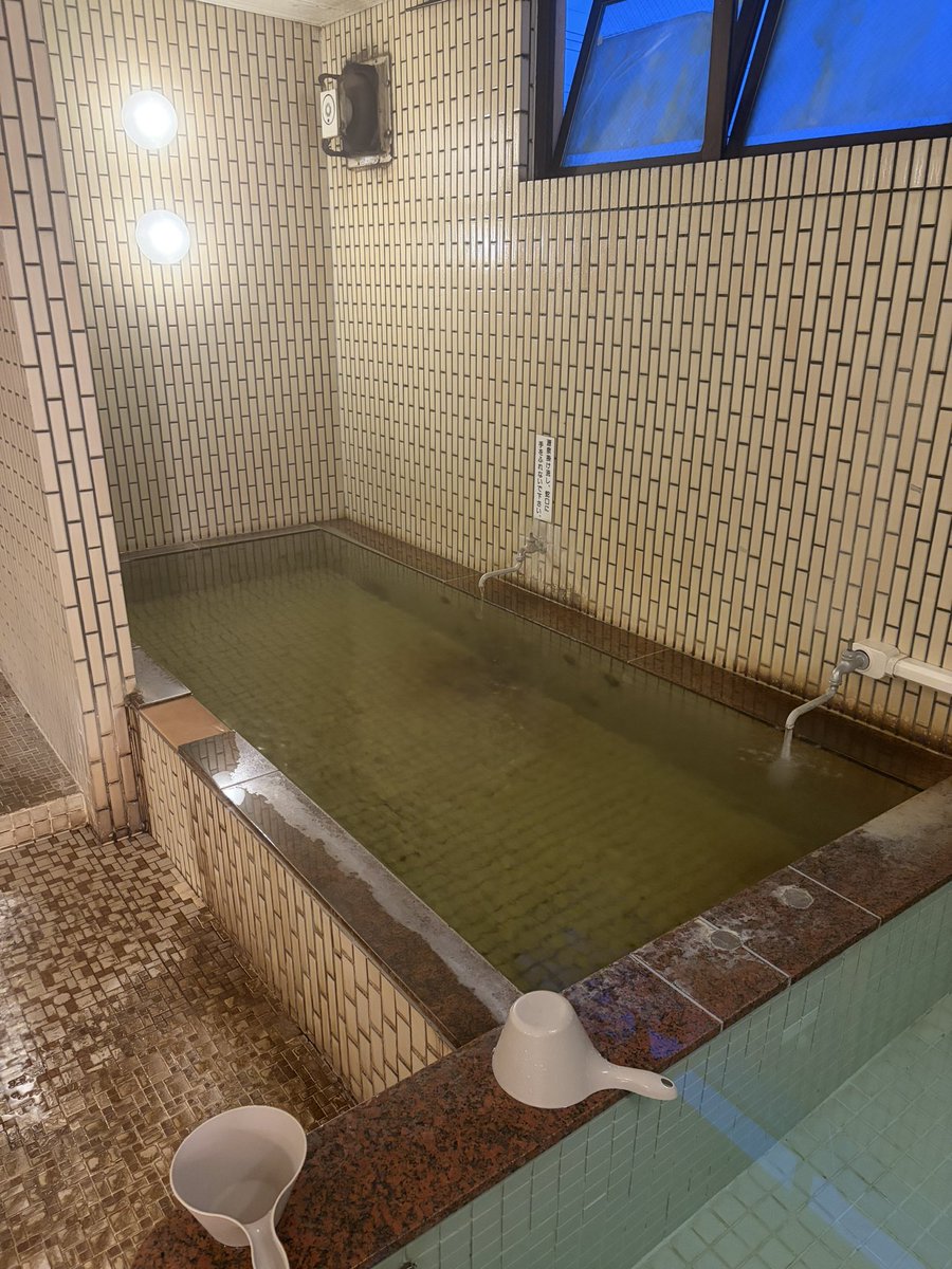 NASU3090's tweet photo. 西那須温泉 那須パレスホテルに投宿

建物はビジホだけど、大浴場には蛇口から熱めの源泉がドバドバと投入されてる😋
ほんのり金気臭と甘い香りのする湯は、湯量豊富なのかホテル前にザブザブと垂れ流しになってた👀 https://t.co/XNgOKUn5Or