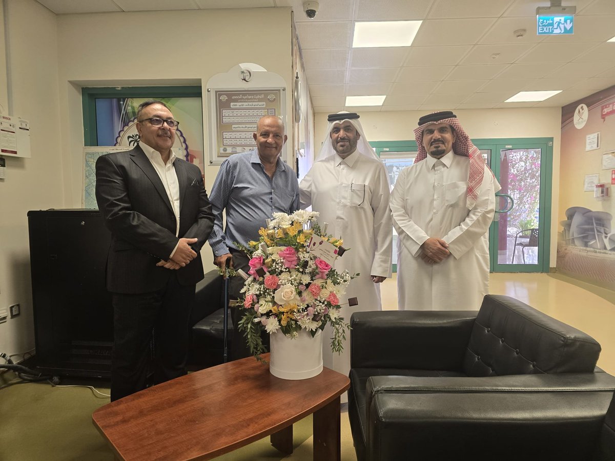 abhschool's tweet photo. بكل مشاعر التقدير والامتنان 🌷
في لفتة أبوية راقية تعكس أصالة الشراكة بين الأسرة والمدرسة، قدّم ولي أمر الطالب عمر عادل الجندي باقات من الورد لكلٍّ من مدير المدرسة، والنائب الأكاديمي، والنائب الإداري، وذلك بمناسبة اليوم العالمي للمعلم.
💐 مبادرة جميلة تحمل رسالة وفاء وتقدير https://t.co/tHUZ4xmtfv