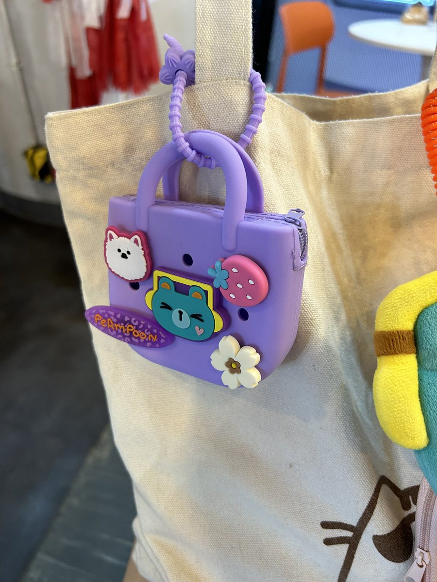 palmneungcore's tweet photo. new gmm fanival rubber charms can be used together with moshi moshi’s mini bag 🥹💜

#MoshiMoshixPondPhuwin
#FriendofMoshiMoshi
#PondPhuwin https://t.co/ZltuT4MEFK