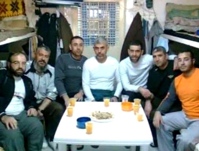 lokiloptr154668's tweet photo. Yahya Sinwar According to His Cellmates

Testimonies of Fellow Palestinian Prisoners About Him

Thread https://t.co/f7Y7q6G4tr