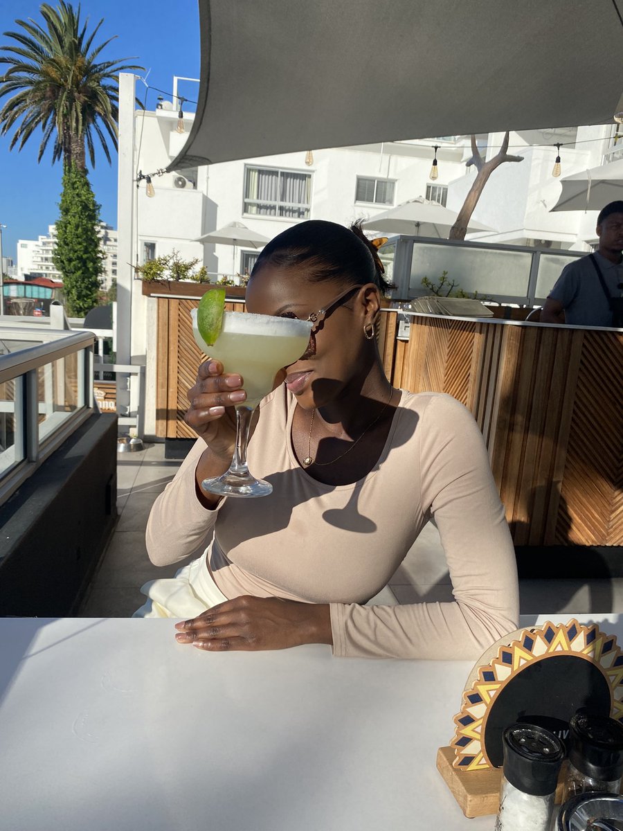 melaninDefinedd's tweet photo. When the sun comes out 🍸🌷 https://t.co/gylVg2Pltp