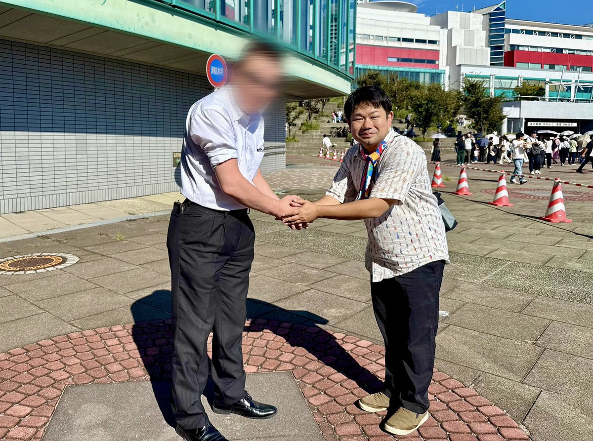 yonezawatakashi's tweet photo. ついに！！　
"オッさん"(カズりん)と対面！！

万博期間中、長きにわたって批判と反論を繰り返してきた"オッさん"と僕が、

「大阪・関西万博閉幕1周年記念イベント」でついに対面し、謝罪を受け入れ、まさかのハグまで！！！！

それでは、オッさんとオッさんによる暑苦しいハグをご覧くださいw

これはもう、涙なくしては見られない、いやいや笑わずにはいられない、歴史的なエンディングになりました😆

#大阪関西万博　#EXPO2025
#万博トイレ5　#万博2億円トイレ
#動く米澤パビリオン