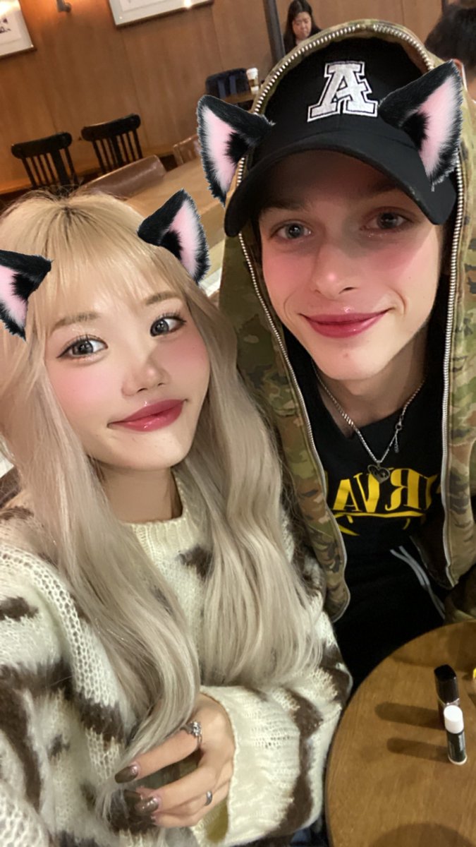 iamaina1026's tweet photo. ロディなん😜🌸は喧嘩別れの解散してから
4年間、音信不通で

私は韓国🇰🇷ロディはロシア🇷🇺に住んでたのに

たまたま同じ日に名古屋旅行に来てて
偶然、道端で再会したの🤣🩷

本気で運命ってあるんやなぁと思った😳🔯
その日の写真‼️第一声に可愛くなったやん‼️って上から目線されたけど嬉しかった‼️ https://t.co/KqBRsBLHHw