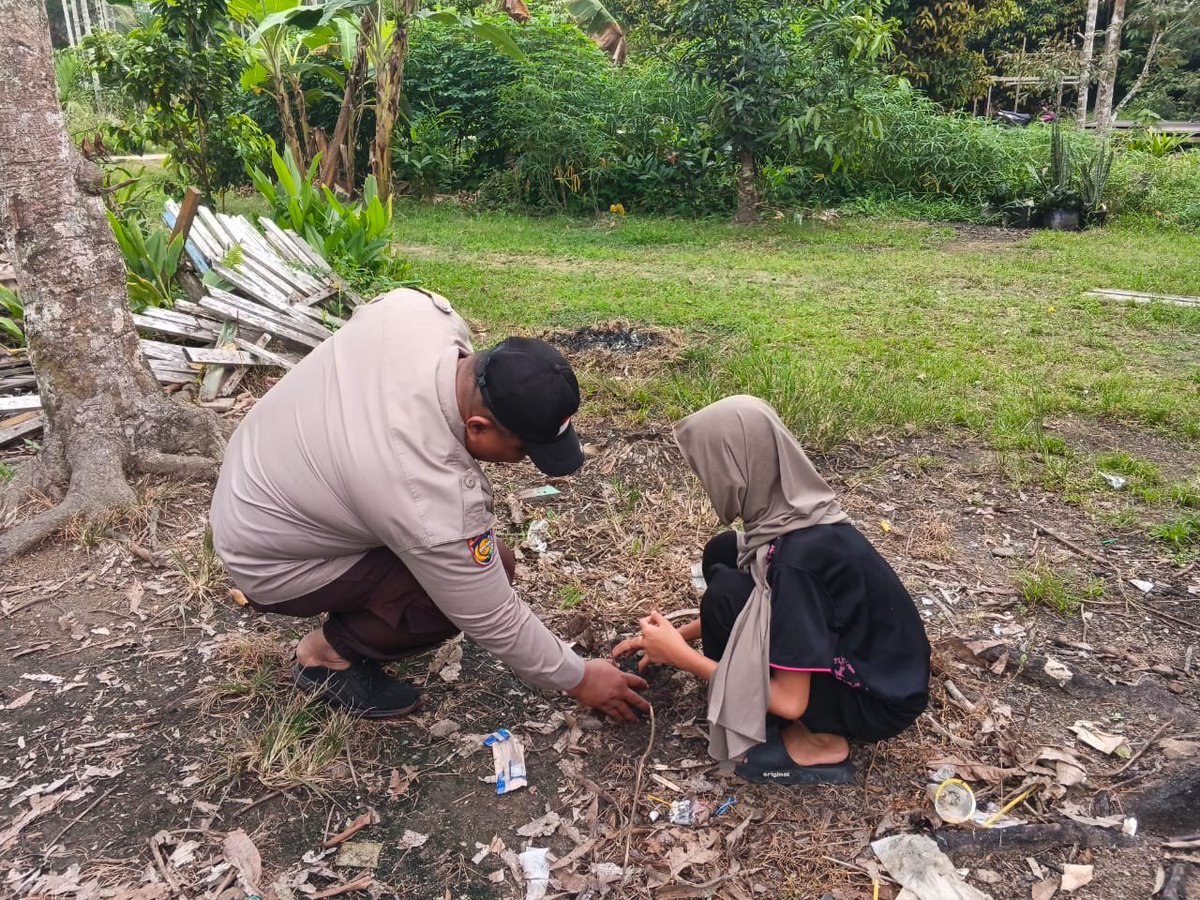 GaungPolsek's tweet photo. Kegiatan Green Policing oleh Bhabinkamtibmas Desa Gembira Kec Gaung https://t.co/7O9XPP90xF