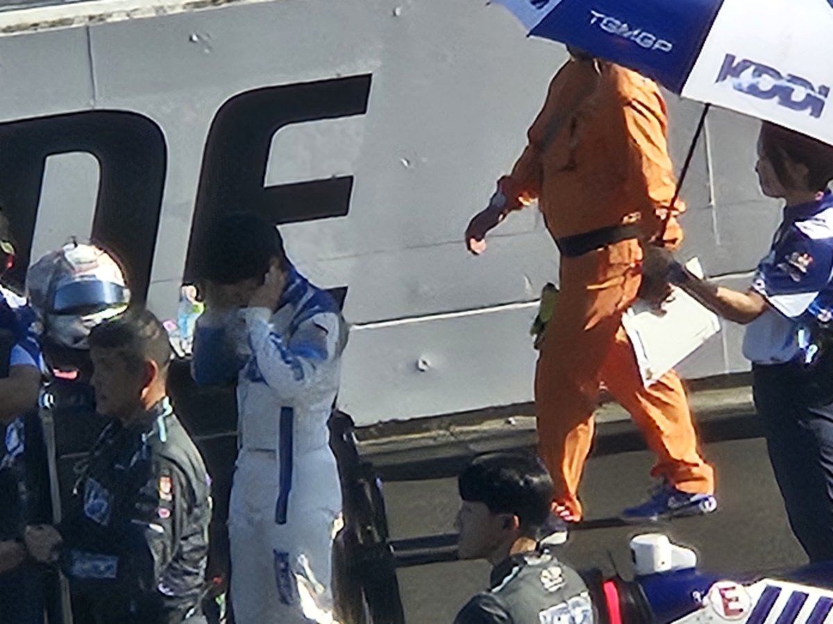 orangekids201's tweet photo. ドライバーがそろそろマシンに乗り込むところ。
緊張感と集中が高まる時間です。 https://t.co/dluC9XcaOf