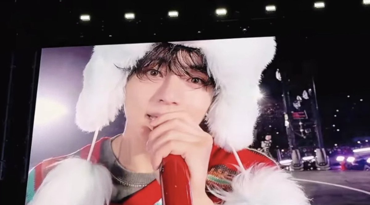 vanteglowshots's tweet photo. Red looks good on him https://t.co/cxrXHE1ZMk