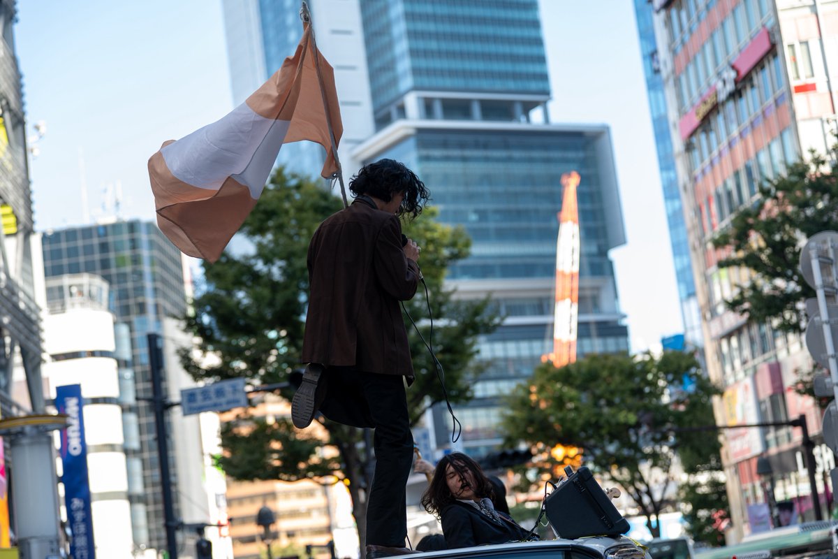 japonistan's tweet photo. 渋谷を歩いてたら軽トラをステージに突如ゲリラライブ始めたバンドが。

数曲演ったあと「警察来る前に撤収しまーす」って言って帰っていった。

なんか、カッコ良かった。 https://t.co/JzWXepIsEN