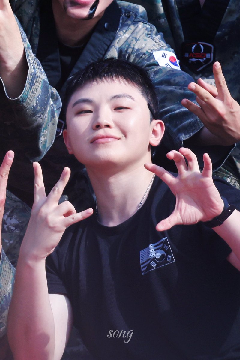 songsong171004's tweet photo. 261011 춘천 K밀리터리
평생..같이 가자! 동갑내기! 
#이지훈 #우지 #WOOZI https://t.co/QekXewPtnQ