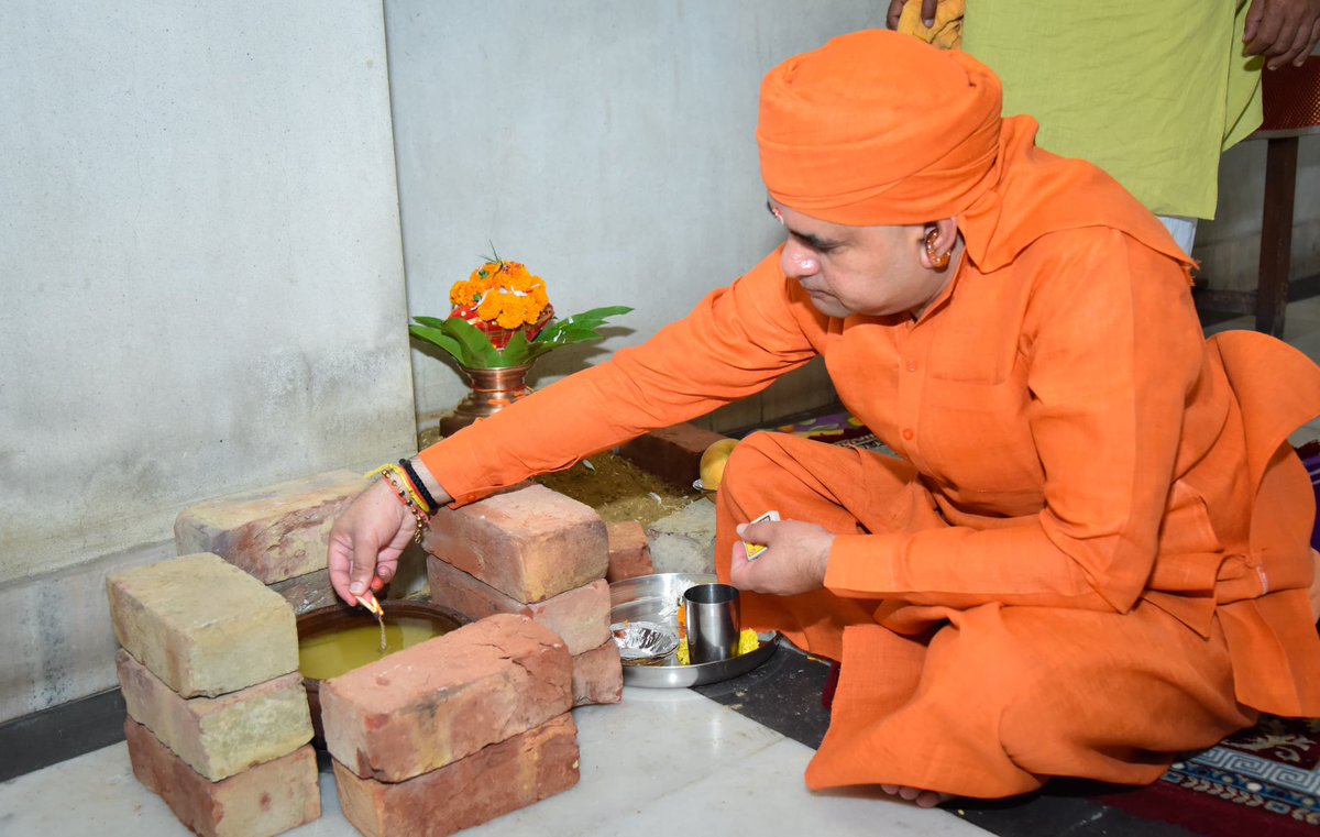 MahantBalaknath's tweet photo. जय माता दी। 
आज शारदीय नवरात्र के स्थापना के उपलक्ष्य में बाबा मस्तनाथ मठ में माता रानी की विधिवत आराधना पूजा करते हुए सभी की सुख-समृद्धि की प्रार्थना की।
Baba Mastnath University - BMU
#babamastnath https://t.co/Y1LTiIT0yC