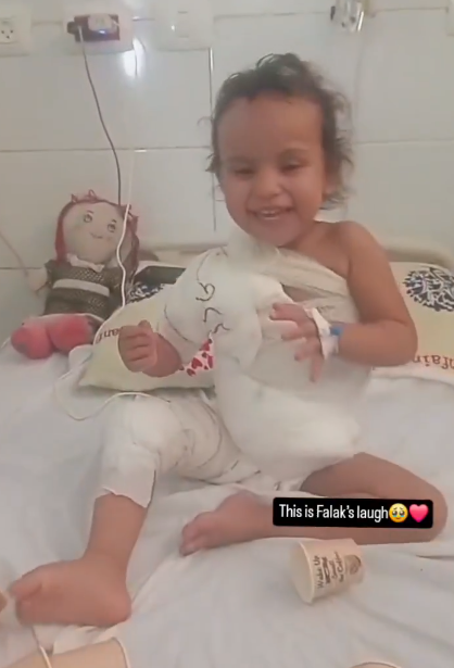 b_natou's tweet photo. Le SOURIRE du JOUR - celui de FALAK 
Falak a subi des brûlure au 3e degré et, malgré tout, s'amuse à renverser des pyramides de tasses en carton dans son lit d'hôpital. Pensez à soutenir les parents gazaouis qui parviennent à faire rire leurs enfants dans des conditions absolument intenables.
Pour faire un d♡n  :  https://t.co/YNgr2u5QAR
Safaa  (sa maman) : @safaaz37