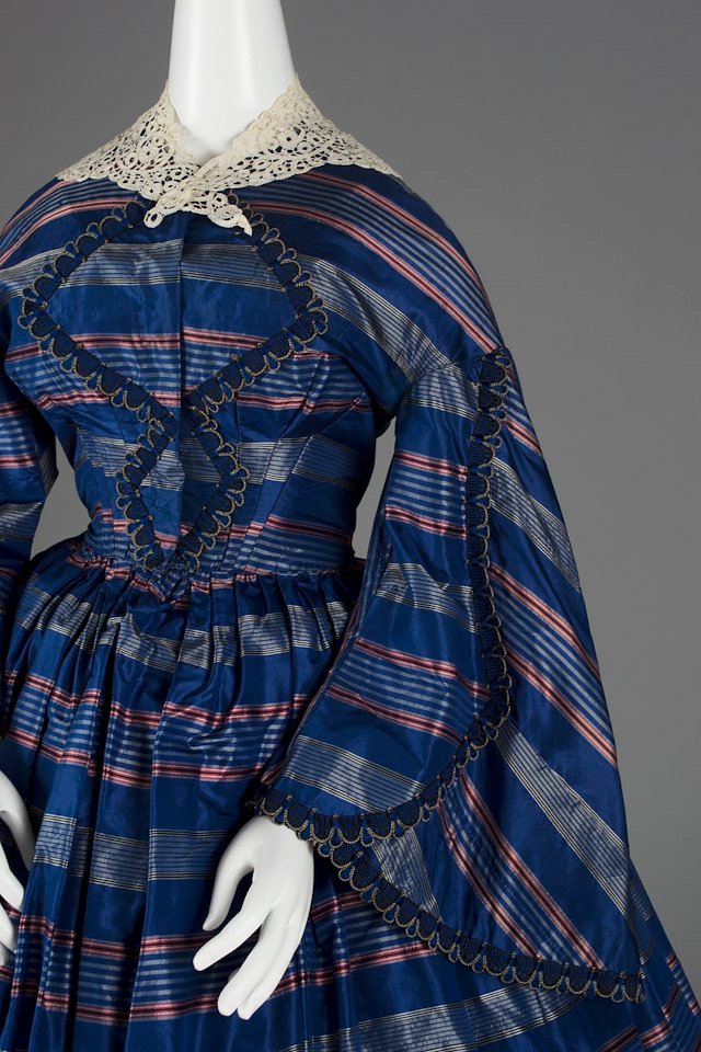 plummie9's tweet photo. American

Afternoon Dress, c. 1862

Silk taffeta, cotton lace collar, hooks and eyes, silk crepe

Kent State Uni Collection
#FashionHistory https://t.co/WjffiGNhO5