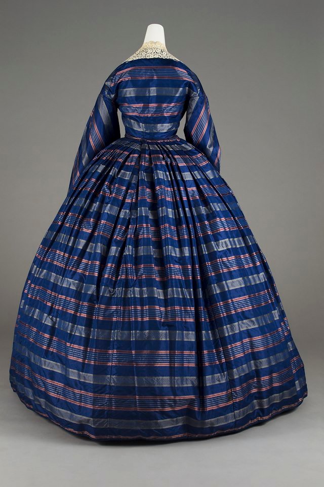 plummie9's tweet photo. American

Afternoon Dress, c. 1862

Silk taffeta, cotton lace collar, hooks and eyes, silk crepe

Kent State Uni Collection
#FashionHistory https://t.co/WjffiGNhO5