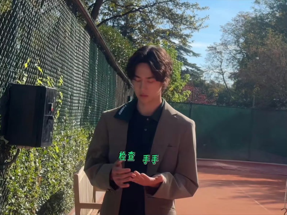 JPhomath's tweet photo. เก็บตกเบื้องหลังการถ่ายงานที่สนามเทนนิส พอเสร็จงานน้องก็ลากตาข่ายเพื่อลบรอยเท้า ปัดขีดสีขาว ทำความสะอาด ให้มันเรียบร้อย แล้วน้องก็ดูมือตัวเอง มันเลอะไปหมด งือออ เป็นเอ็นดูอ่ะ 🥺 เป็นผู้ชาย ที่จิตใจดีมีความรับผิดชอบ น่ารักเท่าโลก85ล้านรอบ💚

#ParisFashionWeek #Lacoste #WangYibo https://t.co/8yMe365ybQ