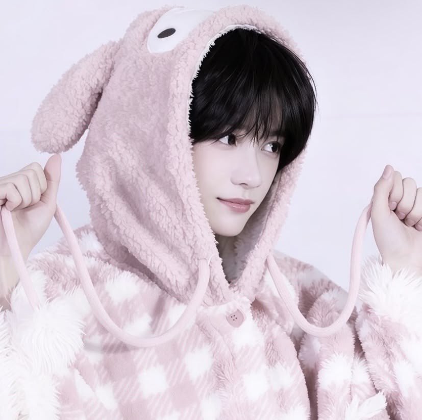 luv_4_lune's tweet photo. me 🎀          vs           my idol 🍡 https://t.co/NMFcs6kOyl