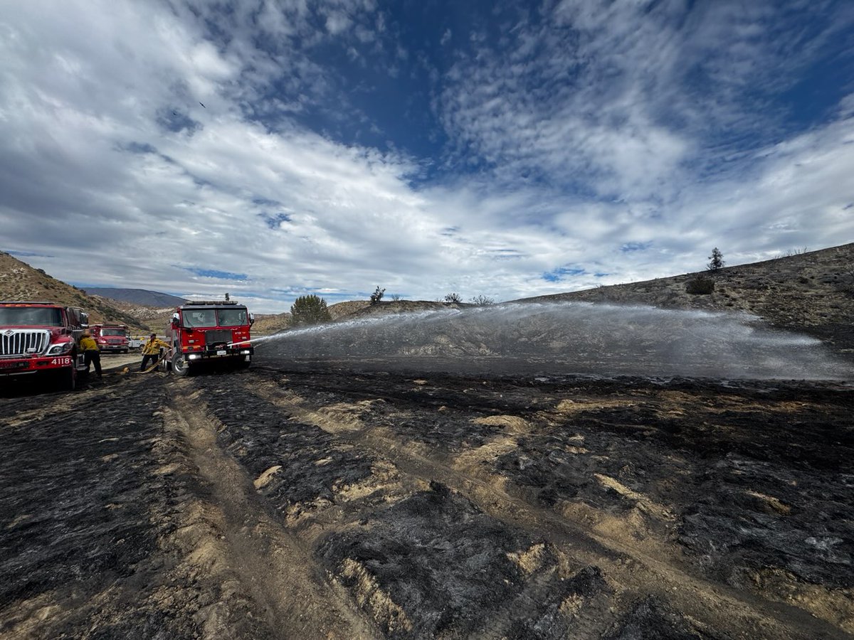 Angeles_NF's tweet photo. #DannyFire
Firefighters made good progress today, increasing containment to 96%. The fire remains at 150 acres. The fire is now in patrol status.
All evacuations have been lifted.
The Angeles National Forest and Los Angeles County Fire have moved out of Unified Command.
@LASDHQ @LACoFDPIO @LACOFD @CHP_Newhall @CHPFortTejon @SCVSHERIFF @CaltransDist7 @ReadyLACounty
Photos: ANF Battalion Chief J. Thomas checks progress on his division of the fire. @LACOFDWT 128 lends a hand cooling off areas close the fire perimeter.