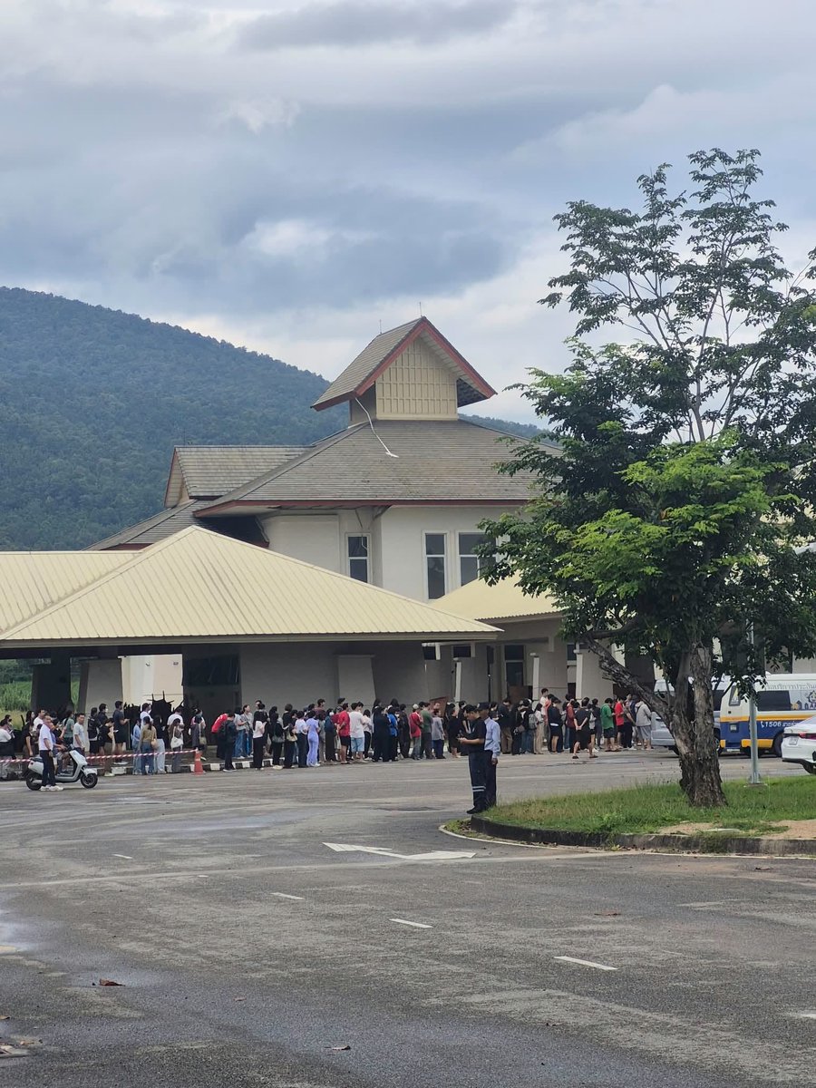 progressivesso's tweet photo. 🗳️ หน่วยเลือกตั้ง เมืองเชียงใหม่ แถวล้นออกมาไกลแล้ว หน่วยอื่นจังหวีดอื่นจะยอมได้ยังไง ชวนออกไปเลือกตั้งกัน! #เลือกตั้งประกันสังคม https://t.co/AIBOHwz8Jb
