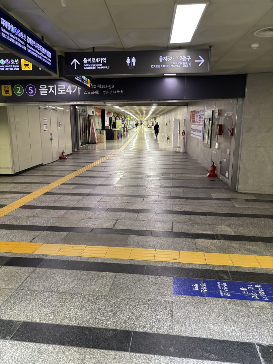 109Loam's tweet photo. なっがいなっがい地下通路…つっても天神地下街くらいのイメージだからまぁまぁまぁって感じ https://t.co/dkaLZxPRsM