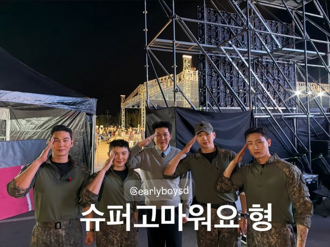 BaekhoToday's tweet photo. 261011 #BAEKHO via Instagram Stories with SEVENTEEN’s Woozi, Kang Daniel, MONSTA X’s Im Changkyun, and Super Junior’s Shindong backstage at the K-Military Festival in Chuncheon! 🤍

“Thank you so much, hyung”

#백호 #강동호 #KANGDONGHO https://t.co/1uXs2B5OtE