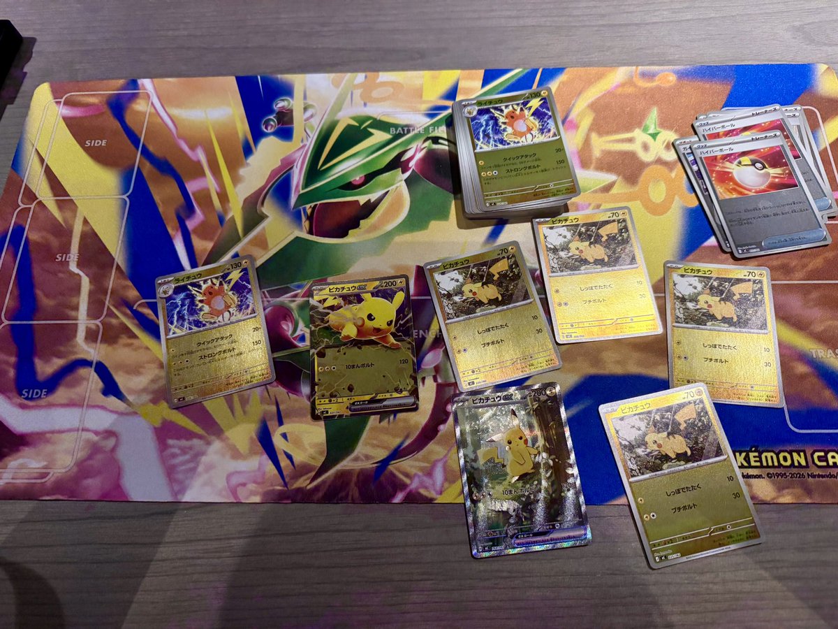 aitan1024's tweet photo. 昨日ポケカラウンジのプレミアボール編にポケカ部友と行ってきました‼️BOX開封イベントから始まり、私はメガブレイブと30thパック2P開けましたが、うーむ。友は、なんと！メガレックウザ SAR‼️時間あったから、私ルカリオ対友メガジガルデでギャンブラーの王バトル、くっ笑　その後の、スタデ100開封バトルでは、なんと、、私25番ピカチュウex SARきたあああ‼️スタデ100で2番目にレアです‼️楽しかった。
#ポケカ
