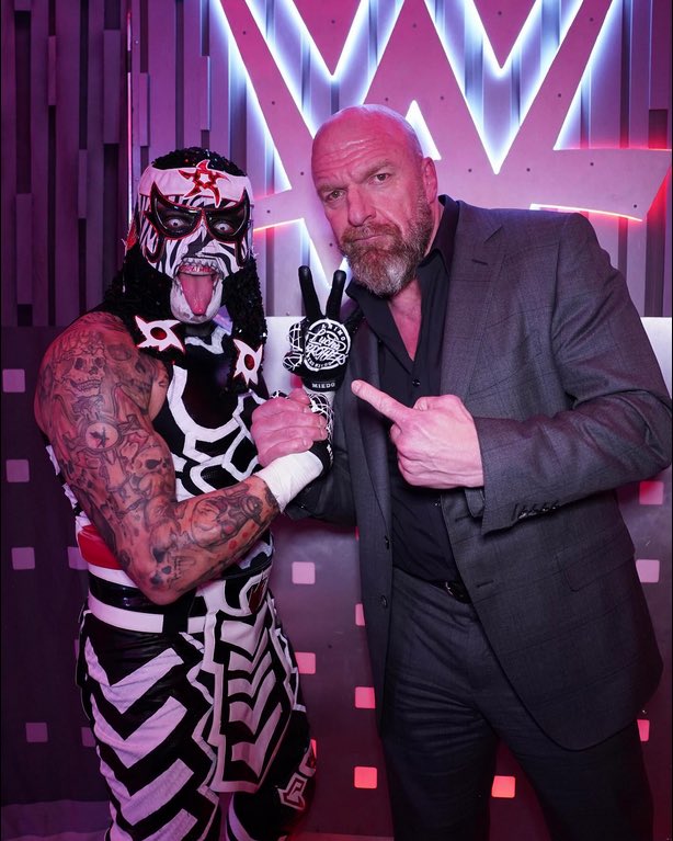 luchalibreonlin's tweet photo. "Penta llevó a Roman Reigns a sus límites en México y en ese momento, vi un fuego en sus ojos que nunca antes había visto. Lo que logró hoy lo tiene muy merecido. Eso significa que tiene un contrato para ir hacia Roman o Sami Zayn. Fue algo increíble. Así es cómo se recompensa ese fuego que tiene Penta." 

-Triple H.
