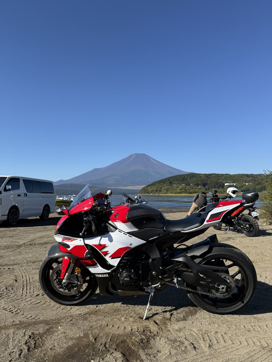 Demekin_R1's tweet photo. まあ、すんごい人だよね、
富士山丸見えだから https://t.co/3IX5Gb9Zwx
