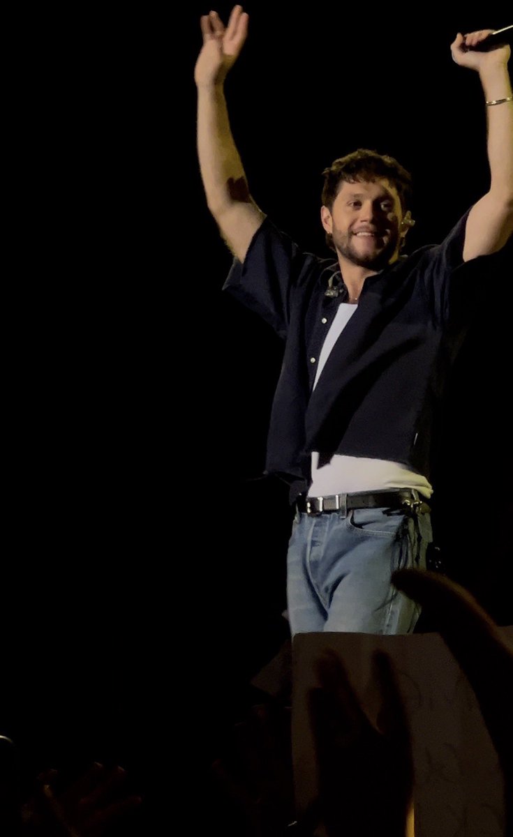rck4styles's tweet photo. quando a one direction se separou eu prometi pra mim mesmo que eu ia ver todos eles ao vivo mesmo que fosse solo, infelizmente não foi da forma como eu queria mas eu finalmente posso dizer que eu cumpri a promessa.

4/5 https://t.co/L1mVDkwEkY