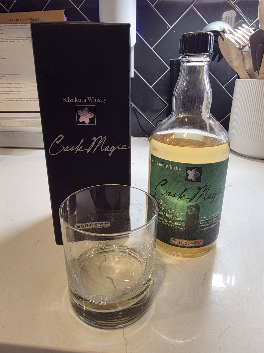 CallMeBamaTTV's tweet photo. 旅行で買ったウイスキー、やっと飲んでる。AION2のレベル上げしながらちょっと楽しむわ https://t.co/rj0tru0tIV