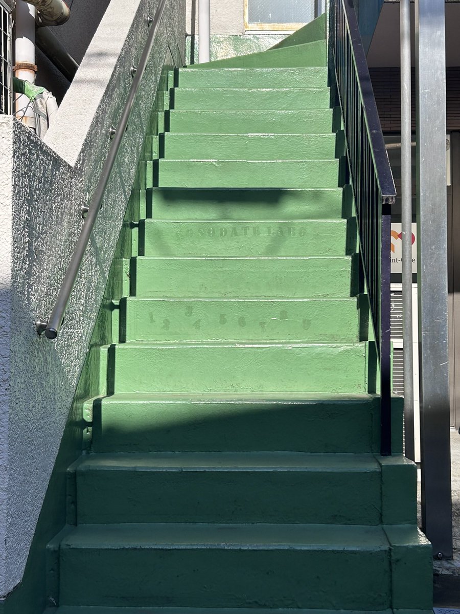 KaidanLife's tweet photo. イカす階段発見 https://t.co/3nBnZ1uwZD