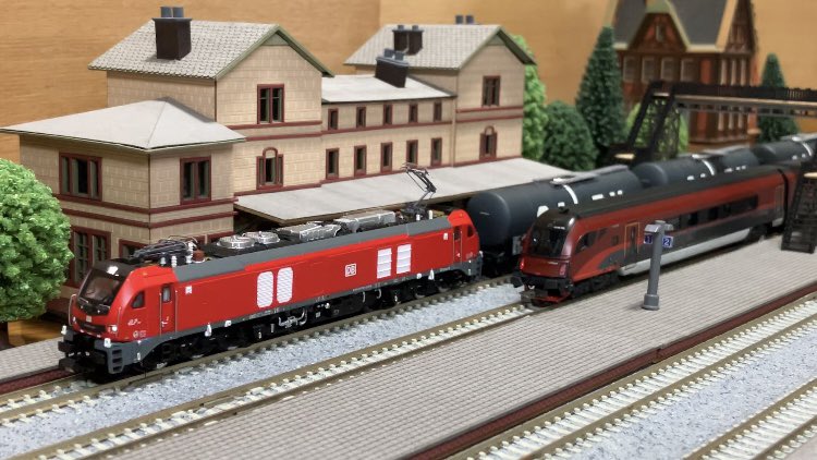 DR_InterEX's tweet photo. BR159 Euro Dualの走行を楽しみつつ動画を撮影していますが、すれ違わせる列車を選ぶのも楽しいです。

もちろん実車にも営業範囲があるので突拍子もないものを並べると現実離れしてしまいますが、「ありそう」だったり、「あったら楽しそうだな」という基準で選んでたのしんでいます。 https://t.co/LNzAlBJi0E