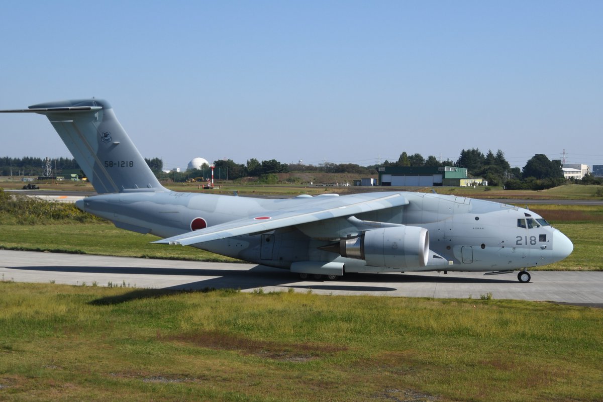 mania1515's tweet photo. 体験搭乗のC-2とチヌーク お疲れさまです🫡 #入間基地 https://t.co/d6Iy0atasq