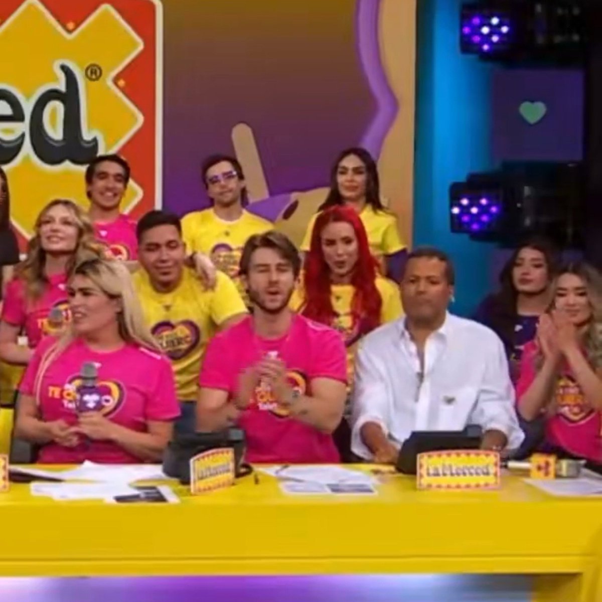 EmZkPr's tweet photo. No entiendo para qué invitaron a la Botijona si ni siquiera quiso ponerse la playera del Teleton porque seguramente se le hacía una nacada o estaba muy "gata".

Pero ya saben que él salió porque estaba MUY enfermo. 🫵🏼

#LaCasaDeLosFamososMx
#LaCasaDeLosFamososMéxico https://t.co/34MV2AVx2t