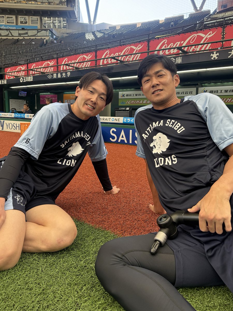 lions_official's tweet photo. 練習前の #源田壮亮 選手と #石井一成 選手！
気合いの入った表情でカメラに応えてくれました🔥
 
#seibulions #圧倒的至近距離 #パーソルCSパ https://t.co/tpTJ1Nq3CG