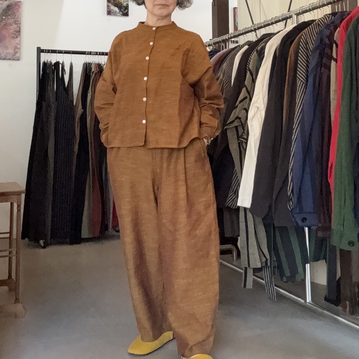 horigomez's tweet photo. 今日のヤンマ
めったにしないセットアップにしてみました。
スタンドカラー長袖シャツ ショート丈 あかがね
ヤンマバルーンパンツ あかがね
久しぶりな秋晴れの日曜日、夕方5時まで神楽坂でお待ちしています。
#ヤンマ #ヤンマ神楽坂 #yamma #yammakagurazaka https://t.co/YLT9JF1gE8
