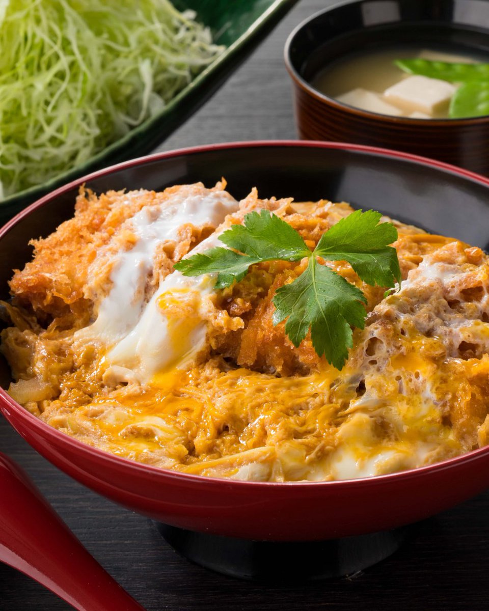 shinjukusaboten's tweet photo. 🍂寒くなってくると食べたくなるもの💭🧣
それは、あつあつの〖かつ丼〗かもしれません🤗

サクッと揚げたかつを、
オリジナルの丼たれと卵でふんわりとじました🍚♪
寒い日のランチや夕食にもおすすめです☺️

🔎お近くの店舗は…？
https://t.co/h6Tt0Q6bWE https://t.co/wNMPP5PmLs