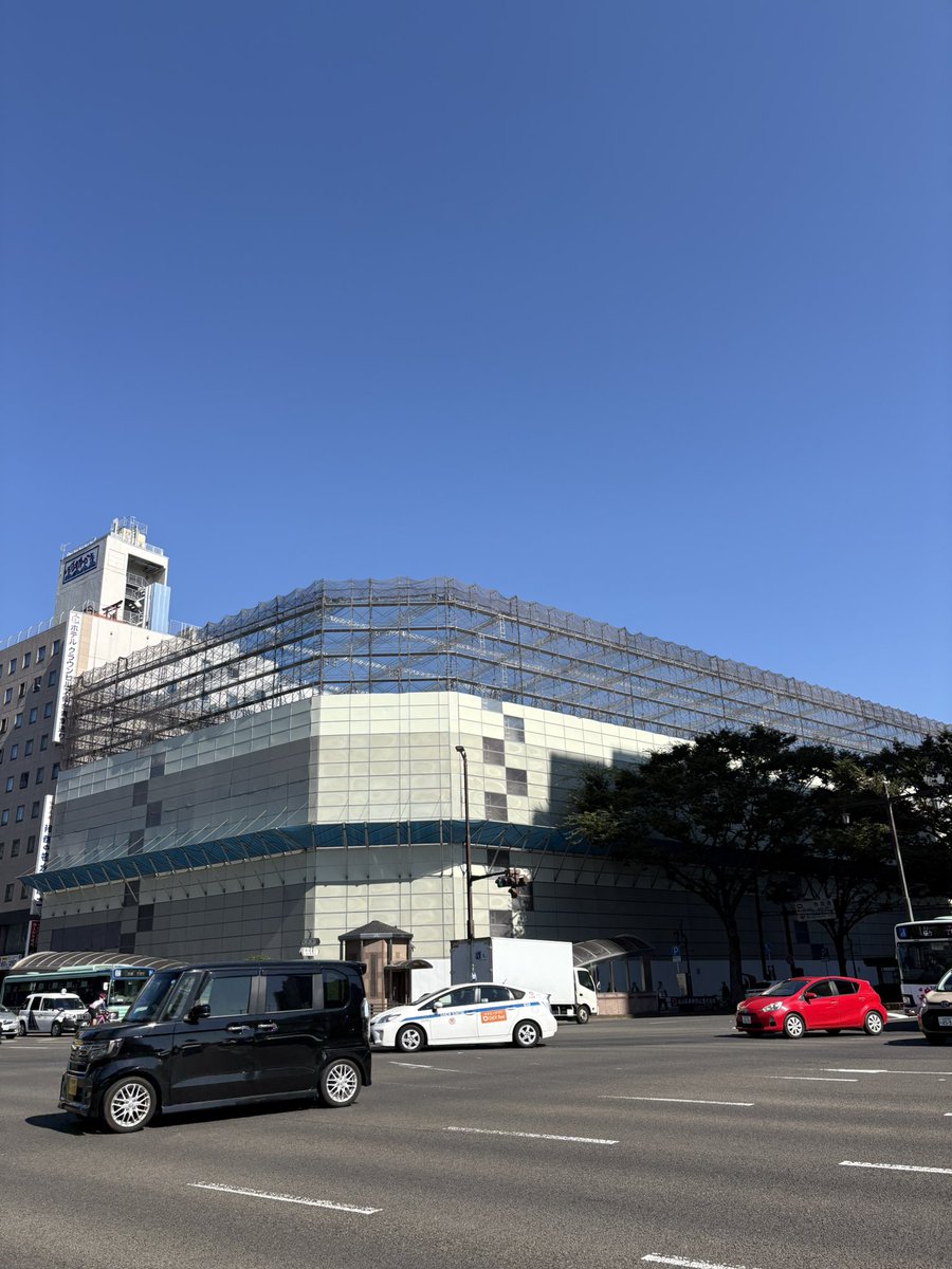 jiro_sendai1023's tweet photo. おはようございます！三連休中日！天気がいい！イオンだったところもだいぶ解体が進んで低くなってきましたね！！何が建つのかしら？御来店お待ちしております！！
テイクアウトもお土産に是非どうぞ！！昨日すごい出たな… https://t.co/vMGHsWoLEh