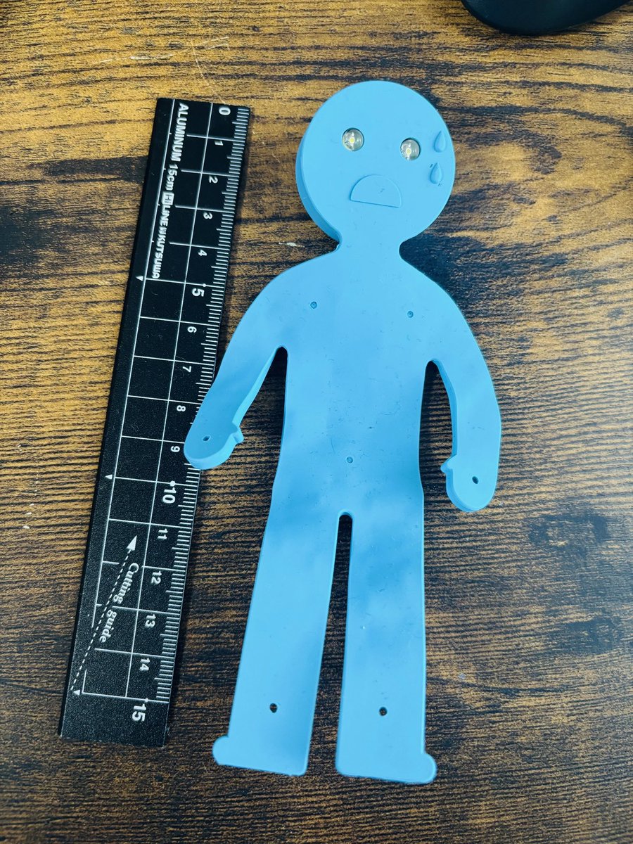 hottarita's tweet photo. 息子が父のすね毛を抜きたがってた時期に思いついた

導電マジックテー��で、ロボットにすね毛を与えて、すね毛を抜くと悲鳴を上げるというフィジカルAI

無限すね毛リジェクト君

といういつまでも温めてた
アイデアをUNO Qでやるか…！

当時のラフスケッチと、それをAIで精緻化してもらったやつ、そしてすね毛をつけられそうになってる読書用ライト💡