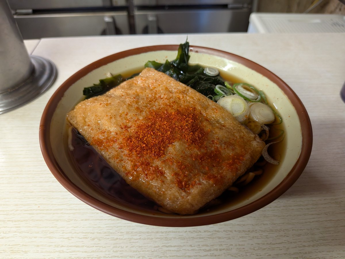 vvv_jun35's tweet photo. 鈴一@横浜のキツネワカメそば

お昼は浅草でラーメン予定なので♪
天ヌキ軽めの朝ごはん
東京暗黒汁に慣れちゃうと横浜薄味汁では物足りないね
めちゃくちゃ旨い。 https://t.co/S4vVRGVnCP