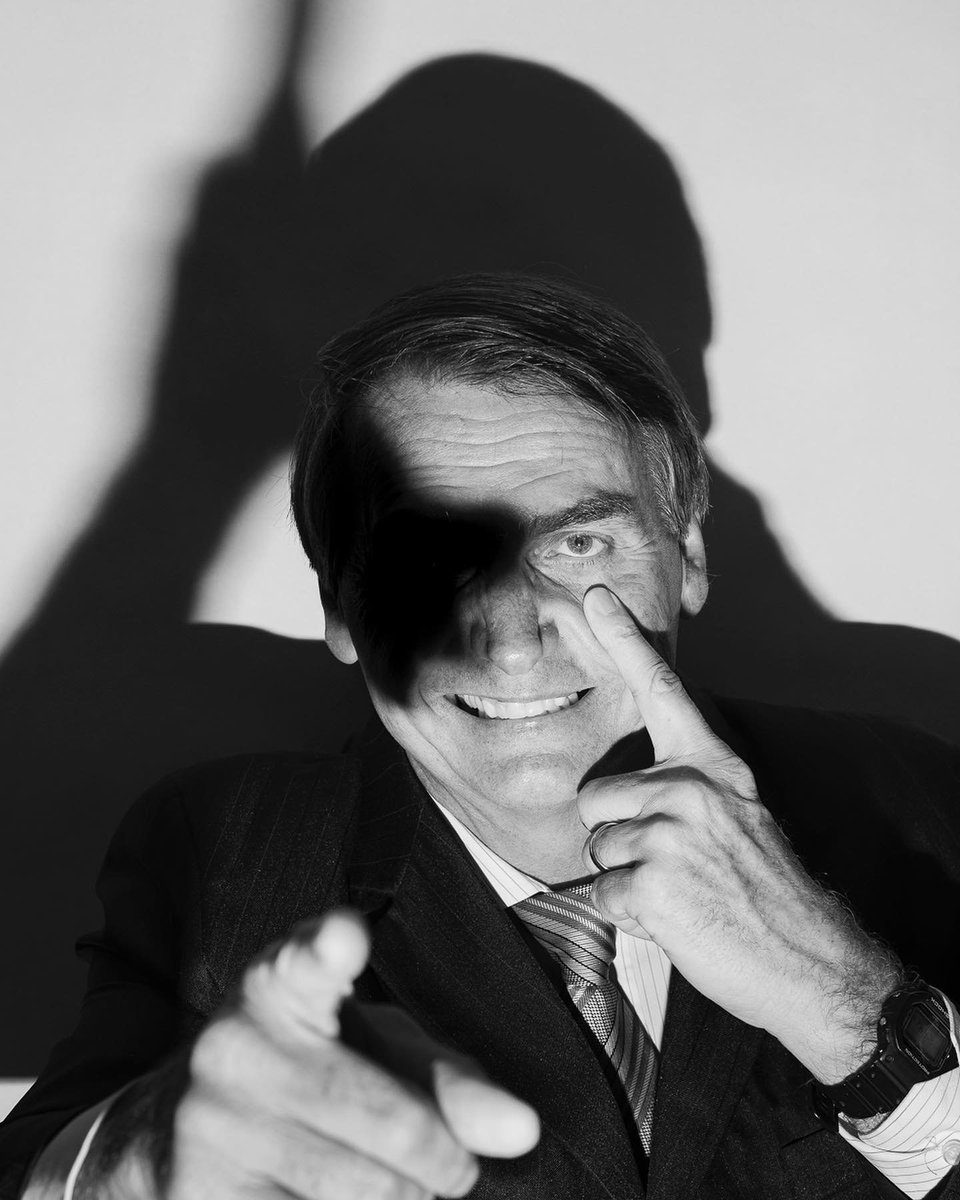 Valtricae's tweet photo. Descobri que essas fotos do Bolsonaro foram feitas por um fotógrafo esquerdista justamente na intenção de representá-lo de modo perturbador. O Bolsonaro consentiu com o objetivo das imagens e posou tal qual um vilão. Loucura https://t.co/s6U1dfyK27