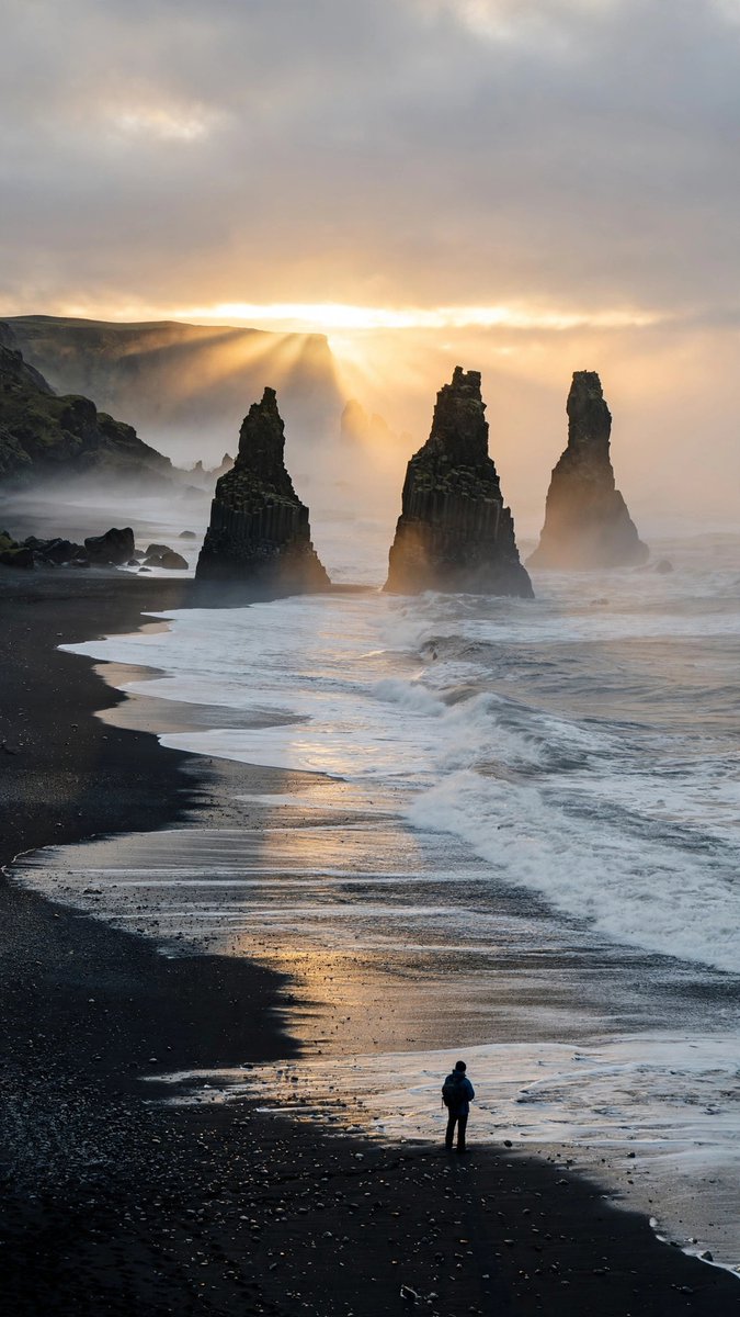Natureframe_5's tweet photo. 黒い砂浜と朝日。この景色を一人占めできる幸せ。
📍 Reynisfjara, Iceland 🇮🇸 https://t.co/TckVd5Ddiz
