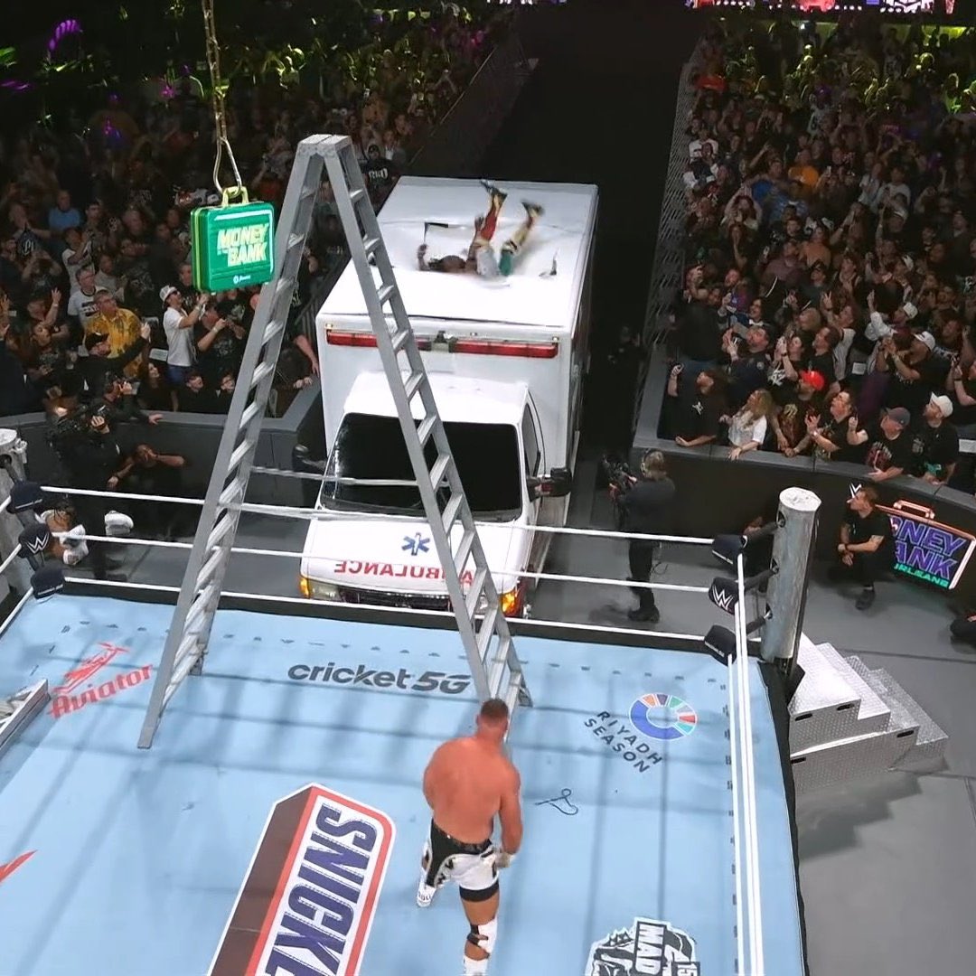 conman167's tweet photo. I STILL CAN’T GET OVER THE SIZE OF THIS LADDER!!! https://t.co/RGax6igT47